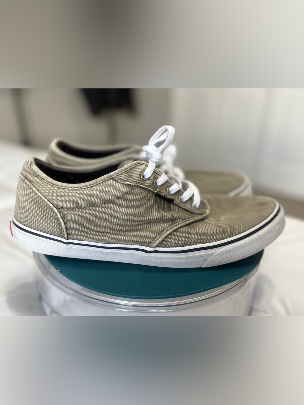Vans Low-Top Sneakers - Green Canvas with White Laces